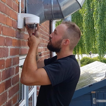 Sune en elektriker København installerer overvågning i Valby.