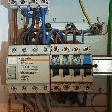 Eltavle testes af den autoriserede elektriker, tjek så at alt virker inklusive sikringerne.