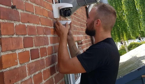 Sune er elektriker hos Norh i Hellerup, monter overvågning på billedet.