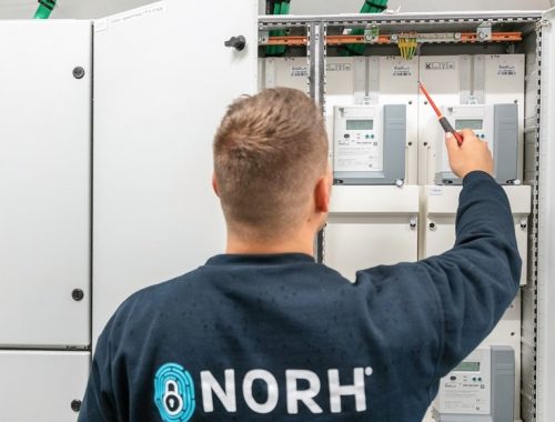 Elektriker København udfører elarbejde på et el-skab i en større bygning